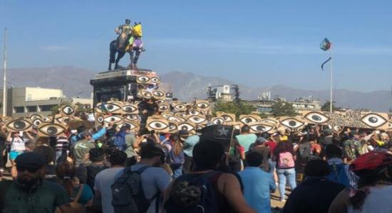 Los asistentes acudieron con carteles que tenían dibujado un ojo para recordar a las 352 personas con heridas oculares tras represiones. | Foto: teleSUR