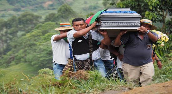  Las autoridades tradicionales del Cabildo de Corinto cargando el ataúd con el cuerpo de uno de sus mejores comunicadores populares 