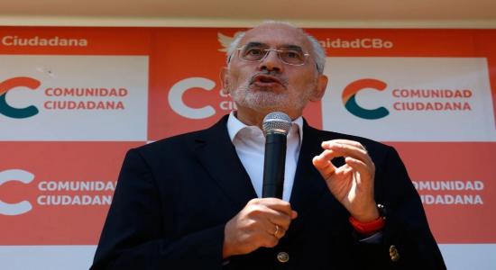 Carlos Mesa quedó segundo, con un tercio de los votos, y ya se presenta como "el primer opositor". 