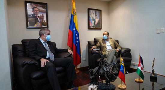 El viceministro para África del Ministerio del Poder Popular para Relaciones Exteriores, Yuri Pimentel con el embajador de la República Árabe Saharaui Democrática, Mohamed Salerm Daha