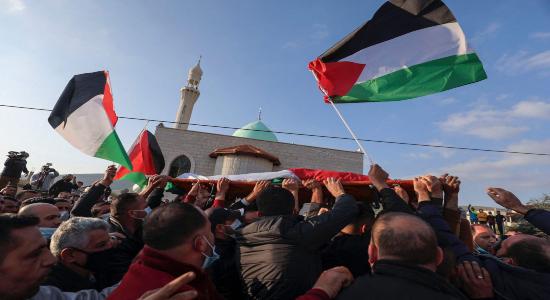 El cuerpo de Atef Yussef Hanaysheh, muerto a manos de un soldado israelí, el viernes, en Beit Dajan, pueblo ocupado de Cisjordania  Abbas Momani / AFP