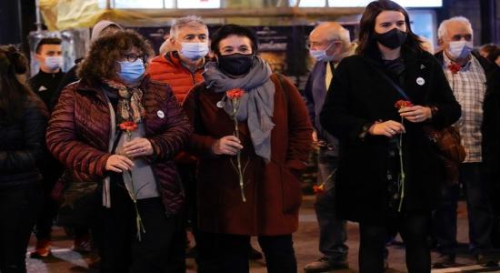 En el centro y derecha de la imagen, Elena Bartolomé y Ane Muguruza, en un homenaje en Bilbo al diputado electo de HB. (Marisol RAMIREZ/FOKU)