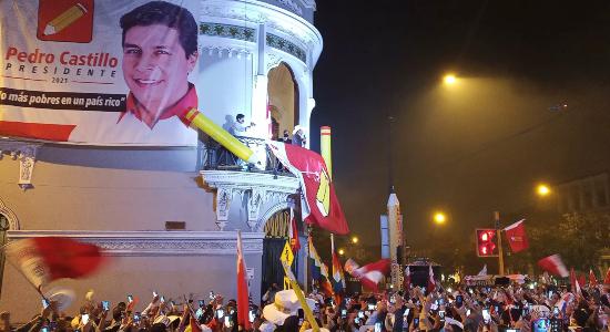 Pedro Castillo frente a sus seguidores