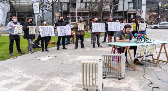 Varios agentes presentan una dinámica para denunciar la subida del precio de la luz. (Marisol RAMIREZ | FOKU)