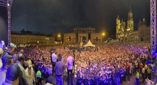 Masiva concentración en la Plaza Simón Bolívar en Bogotá (capital).