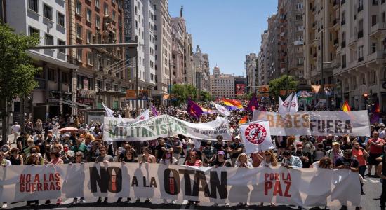  Aspecto de la manifestación de este domingo contra la cumbre de la OTAN en Madrid, mientras recorría la Gran Vía. Elisa González