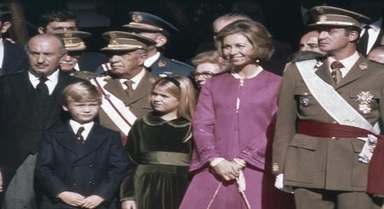 Nicolás Cotoner y Cotoner, mentor de Juan Carlos I y primer jefe de la Casa del Rey (1975-1990). En la foto, el segundo por la izquierda. Fuente: Wikimedia