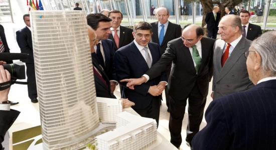 De izquierda a derecha, en la inauguración de la Torre Iberdrola: el exalcalde bilbaíno Iñaki Azkuna, el antiguo ministro de Energía José Manuel Soria, el exlehendakari socialdemócrata Patxi López, el presidente de Iberdrola Ignacio Sánchez Galán y Juan Carlos I. Fuente: Irekia