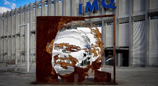 Una escultura de Iñaki Azkuna, el consejero vasco que inició la privatización sanitaria en la comunidad, adorna la entrada de la Clínica Zorrotzaurre de IMQ. Christian García
