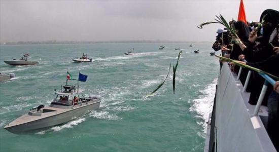  Iraníes arrojan flores al agua en el lugar donde EEUU derribó un avión civil en 1988 en el Golfo Pérsico, 3 de julio de 2023.