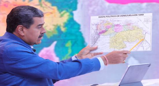 Maduro y un mapa