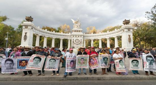 Padres de los 43 normalistas desaparecidos en Ayotzinapa en el Hemiciclo a Juárez, después de una marcha que partió del Ángel de la Independencia, el 26 de enero de 2019. Foto Pablo Ramos
