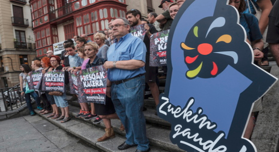 El símbolo de EPPK, en una movilización en Bilbo.