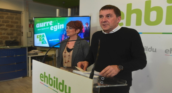 Arnaldo Otegi y Bakartxo Ruiz en la sede de EH Bildu de Iruñea.