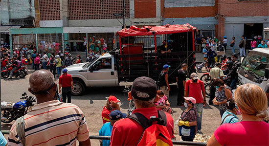 Camión pide a la gente que se quede en casa