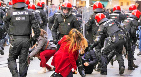 Ertzaintza reprimiendo