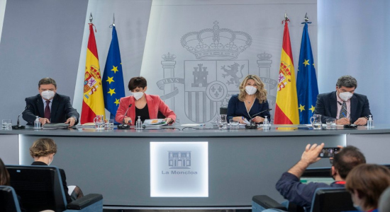El ministro de Agricultura, Pesca y Alimentación, Luis Planas; la ministra Portavoz, Isabel Rodríguez; la vicepresidenta segunda y ministra de Trabajo y Economía Social, Yolanda Díaz, y el ministro de Inclusión, Seguridad Social y Migraciones, José Luis Escrivá, comparecen tras la reunión del Consejo de Ministros en Moncloa, a 28 de diciembre de 2021, en Madrid (España).- A. Ortega. POOL / Europa Press