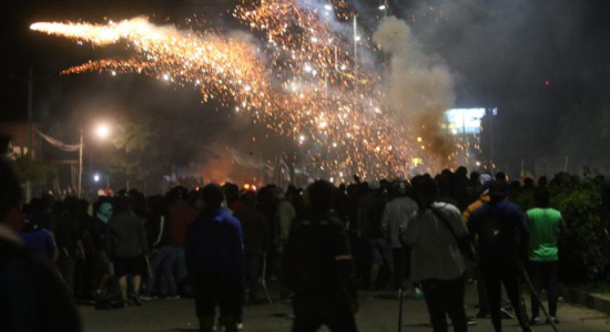  El pasado 1° de noviembre, en el municipio cruceño de La Guardia, hubo enfrentamientos entre pobladores que intentaron intervenir un cerco instalado por organizaciones sociales que pedían que se levantara el paro por el Censo (Foto: Página Siete) 