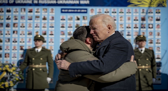 Abrazo entre Volodímir Zelenski y Joe Biden, durante la visita del presidente americano a Ucrania del pasado 20 de febrero. / Presidencia de Ucrania