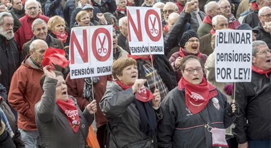 Pensionistas en la calle