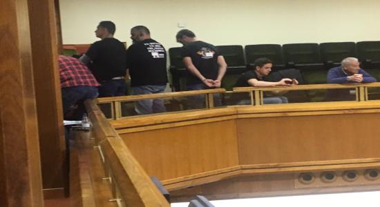 Los sindicalistas policiales se levantan, dan la espalda y muestran sus reivindicaciones