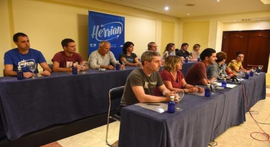 Una representación de las 47 personas procesadas ha comparecido en Bilbo. 