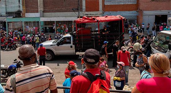 Camión pide a la gente que se quede en casa