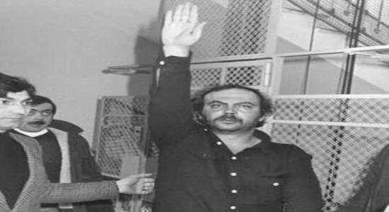 Concutelli hace el saludo fascista tras su detención en 1977. (Wikipedia Commons)